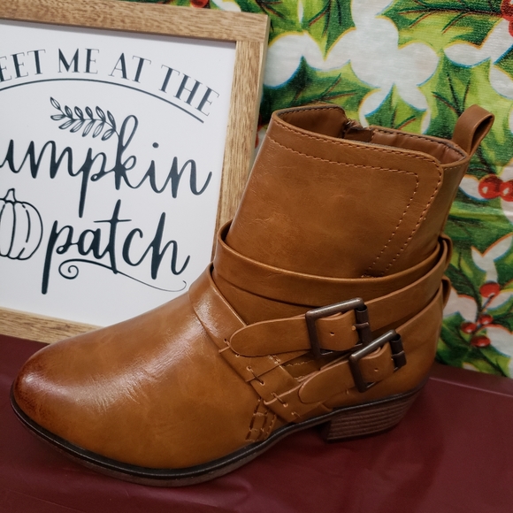 Chic Boots - Picture 2 of 4